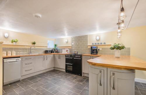 Lakeland Cottage - Bowness-on-Windermere sleeps 6 - Photo 2