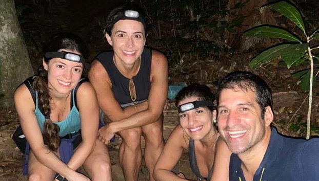 Foto com o guia durante a caminhada pela floresta