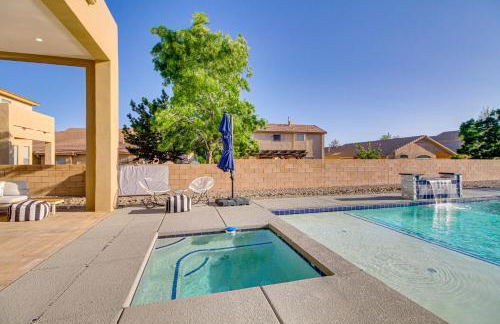 Poolside and Hot Tub Lounging Luxe Rio Rancho Home - Foto 31