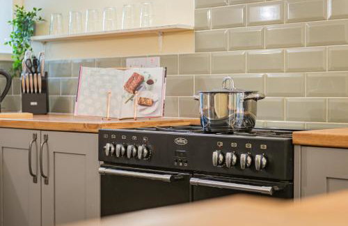 Lakeland Cottage - Bowness-on-Windermere sleeps 6 - Photo 12