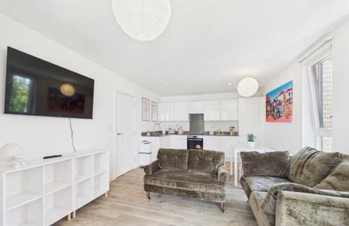 Modern 2-Bed Apartment in Longcross with Balcony & Parking - Foto 5