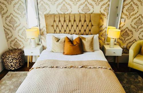 THE LAZY LION - Spacious 2 Bedroom - Town Centre Holiday Home Apartment - Photo 2