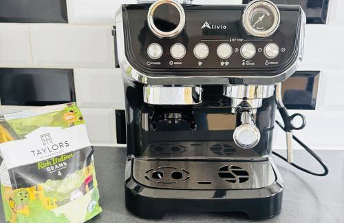 4BR Heathrow Base Free Parking Fast Wi-Fi - Foto 8