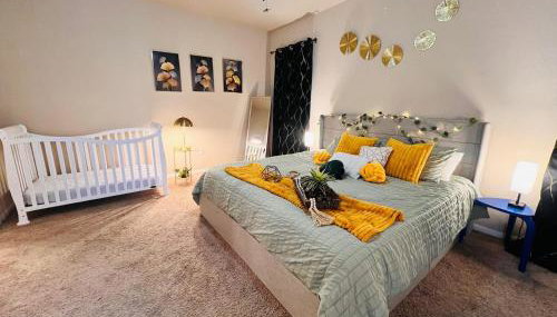 Spacious 4BR Home w Game Room Office Backyard - Foto 5