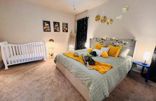 Spacious 4BR Home w Game Room Office Backyard - Foto 6