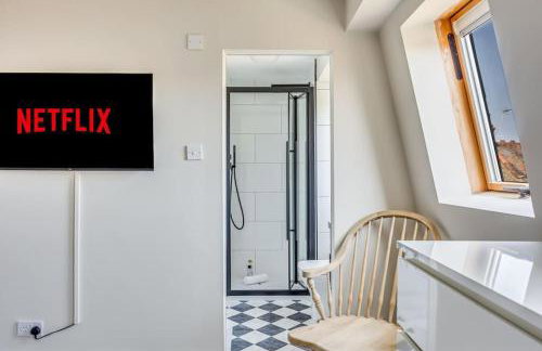 Beautiful 5 Bedroom 4 Bathroom House in W6 by Yoko Property - 10 minute's to Central London - Free Parking, Fast WiFi, Work Desks and SmartTVs with Disney and Netflix - Foto 4