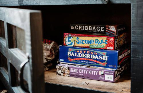 Charming Cabin with Hot Tub & Fire Pit - Foto 34