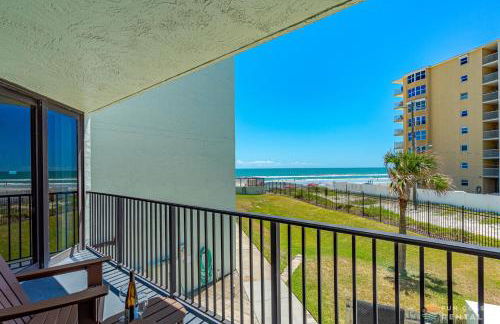 Ocean View Balcony just STEPS to the Beach with Pool, Parking and Wi-Fi! - Foto 23