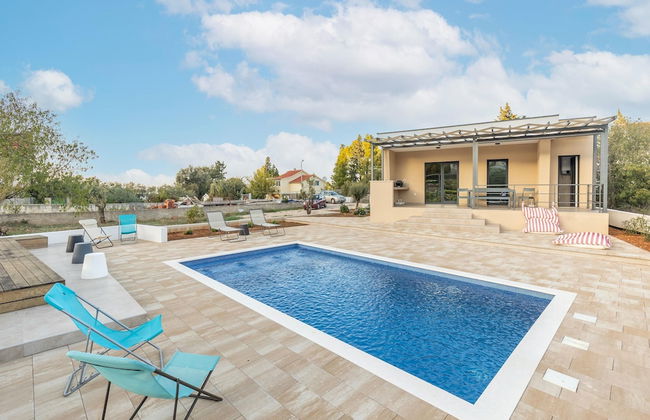 Holiday Home in Bilice With Pool - Photo 1