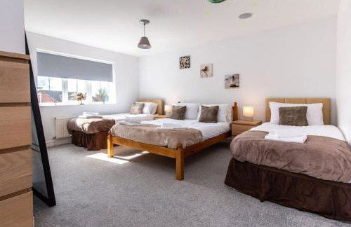 5Bed House with Games Room & Slide! Fast WiFI & FREE Parking - Photo 11