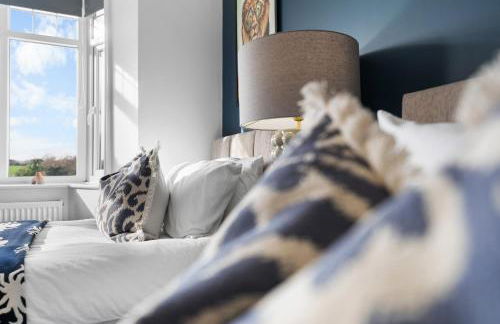 LONG TERM STAY SPECIAL OFFER AVAILABLE! 5-Bedroom Spacious, Stunning Design, Sociable Areas & Cosy House Near South Downs Park, Sleeps 11 with GAMES Room, PRIVATE PARKING and GARDEN - by Blue Puffin Stays - Foto 62