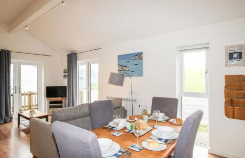 Beside the Sea - Photo 10