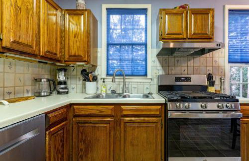 Cozy Home with BBQ Near Arts & Dining Hotspots - Foto 16