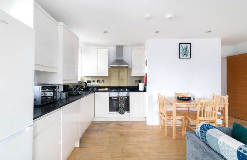 2 Bedroom, 2 Bathroom Apartment with Balcony in Hoxton Shoreditch, Sleeps 6 - Foto 5