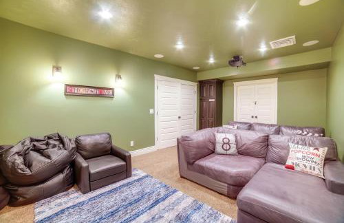 Rigby Gem with Hot Tub Theater Game Room Grill - Foto 34