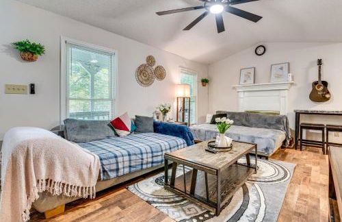 Easy I-20 Access to ATL Suburban Retreat with Yard - Foto 1