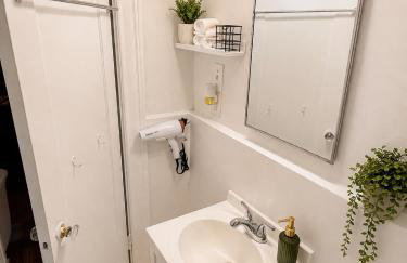 Flatiron Bright 1BR, Top Floor Walk-Up - Photo 8