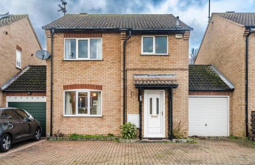 J&J stays 5 bedroom detached house in Peterborough with parking - Photo 3