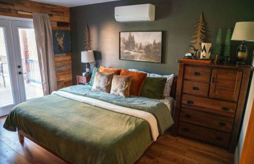 Sierra Cabin w NEW Hot Tub Walk to Town - Photo 24