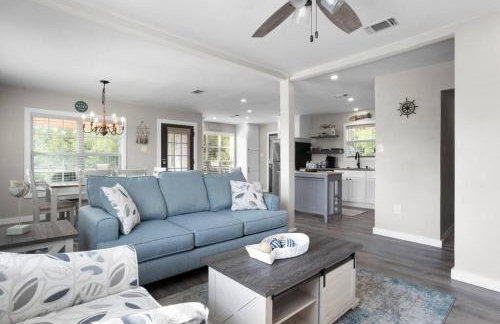 Waterfront Home Game Room Ping Pong Outdoor Bar Area - Foto 45