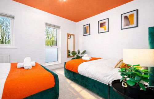 2 Bedroom House with 4 Beds, 3 Doubles & 1 Single - In Salford, 10 mins Uber from Manchester City Centre - Located in Salford close to Old Trafford, Manchester united, Trafford Park, Salford Quays & more! With Garden & Parking - By MAEVELA Manchester - Foto 9