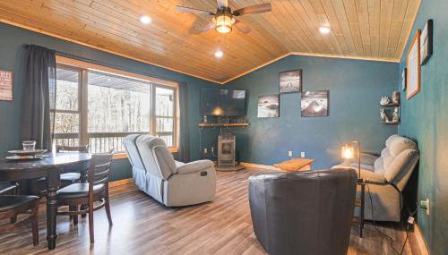 Northwoods Escape Lakeside Retreat with Deck - Foto 5