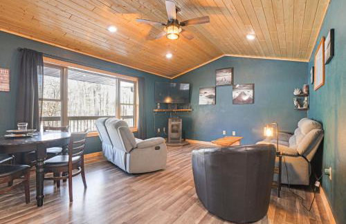 Northwoods Escape Lakeside Retreat with Deck - Foto 5