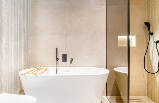 Luxe and Modern Duplex in Difc - Photo 9