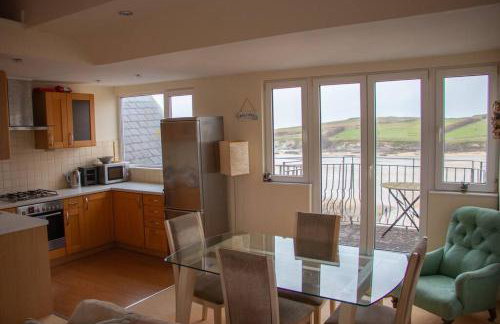 Beach Side Top Floor Property, Balcony & Sea Views - Foto 8