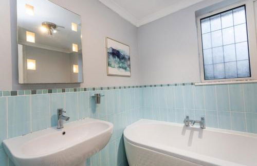 Elegant 5-Bed Home, Families & Friends, Sleeps 6, Parking, Free Wi-Fi - Foto 14