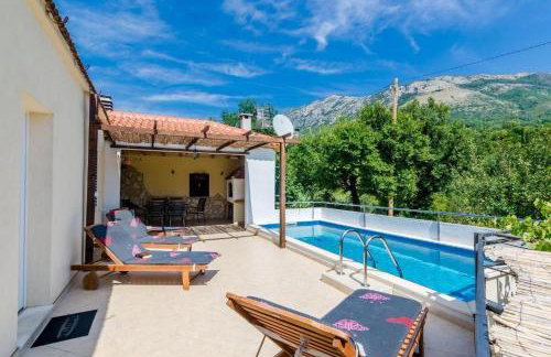 Tranquil Villa with Pool - Photo 27