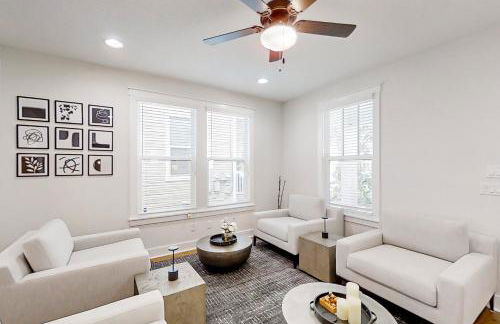 Brand new home with open layout, office, & great location - dog-friendly - Foto 8