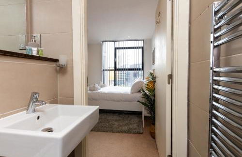 Central Gem: Cosy 2BR with Private Balcony - Foto 13