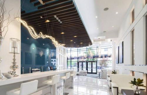 The Luxe -Highrise, Balcony, Year-round Pool, City View! - Foto 10