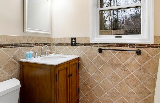 Cozy Fall Home With 4BR and Fireplace - Photo 36