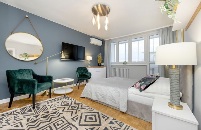 Unique Bright Apartment by Renters - Photo 4