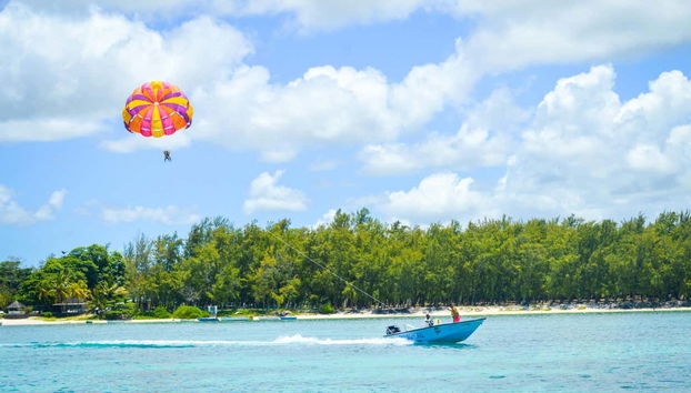 Parachute ascensionnel sur la côte est de l'île Maurice