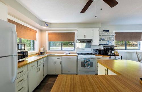 Waterfront Deck and Dock Torch Lake Home! - Foto 8