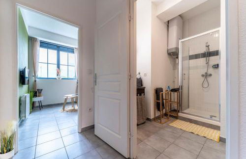 Stay Cosy Lille I Tourcoing - Appartement - Hypercentre - Parking securise - Wifi - Netflix - Cuisine - Foto 3