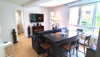 Moderno, luminoso y exterior en calle peatonal - Foto 1