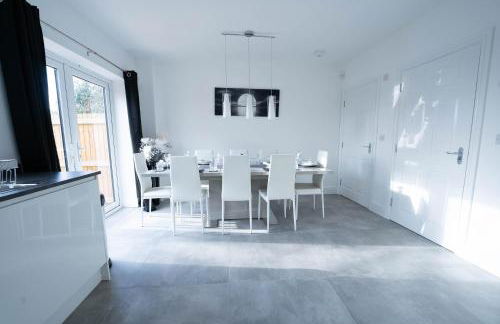 Entire Modern Home with Private Parking for 6/8 Persons - Photo 12