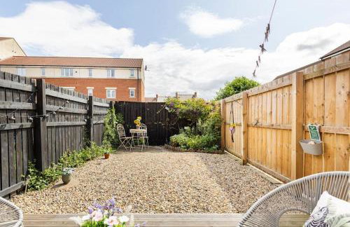 Modern 3 bedroom home *EVcharging* Garden, Parking - Photo 24