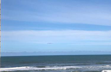 Apto frente o mar com 3 piscinas Wi-Fi gratuito aceito pet - Foto 67