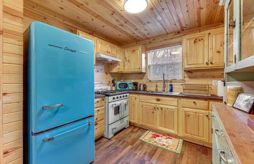Greenbrier River On-Site! Modern-Rustic Log Cabin - Foto 12