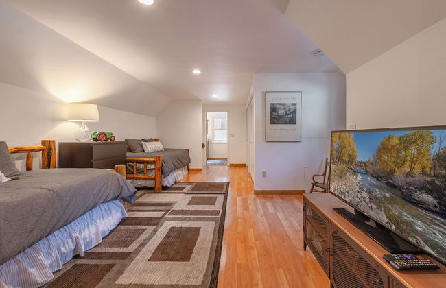 Cozy Cabin Private Hot-Tub Walk to Lake by Sierra Getaways - Foto 5