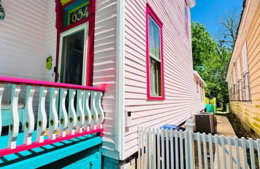 Uptown Colorful Cottage by the Riverwalk - Foto 33