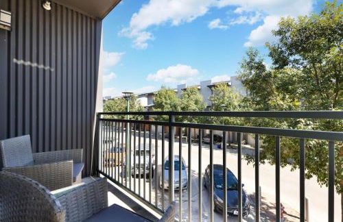 Comfy 2BR-Southtown Near Rvrwalk, Dome & Conv - Photo 17