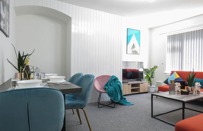 Tudors eSuites 4 Bedroom House with Garden & 9 Beds - Foto 17