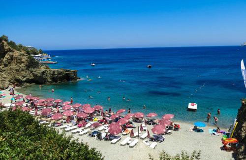 Family seaside Kladissos Villa with private heated pool! - Photo 20