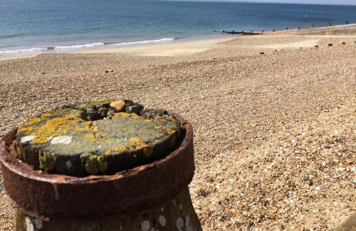 Seaside Studio Retreat w Hot Tub April - October - Photo 10